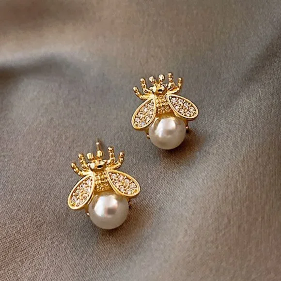 Bee Shape Pearl Earring - Picture 3 of 3